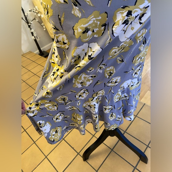 NWOT MERMAID DRESS GRAY FLOWER DESIGN - Picture 7 of 12